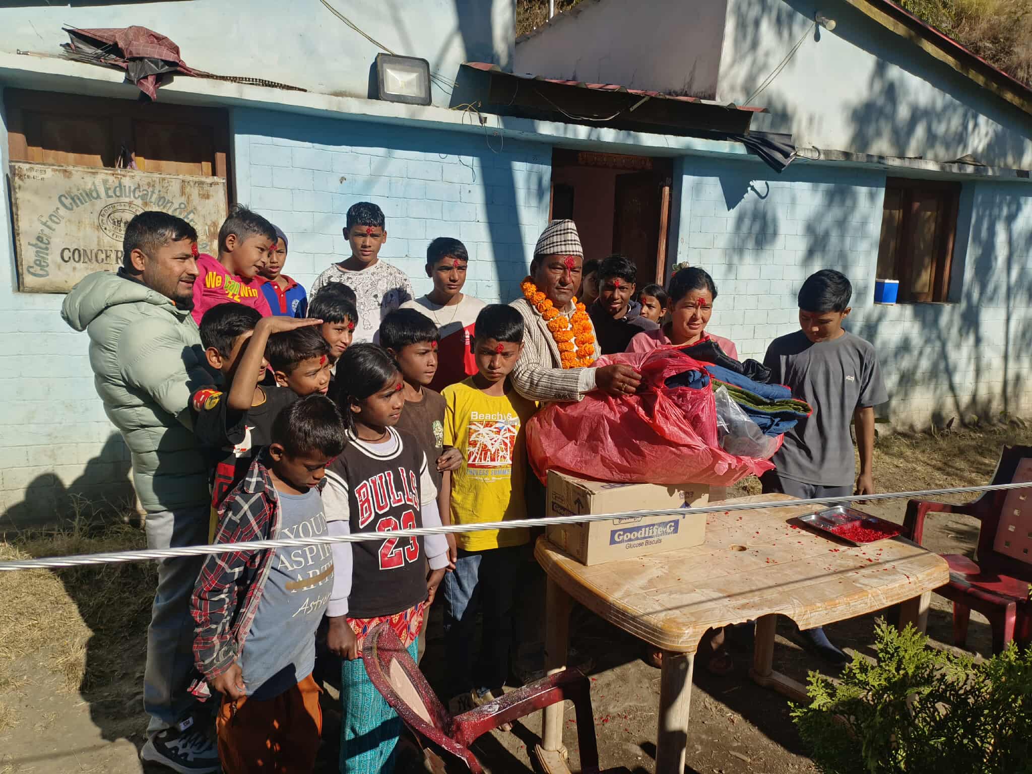 जन्मदिनको अवसरमा  नेता सिंहद्धारा अनाथ बालबालिकालाई कपडा वितरण