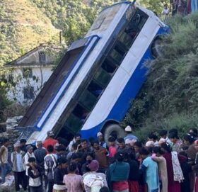 बस दुर्घटनामा परी घाइते भएका एककाे उपचारका क्रममा मृत्यु