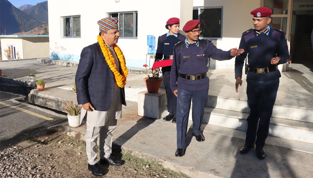 प्रमुख जिल्ला अधिकारी निरौलाद्वारा जिल्ला प्रहरी कार्यालय बाजुराको निरीक्षण