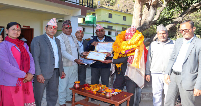 ४३ बर्षसम्म शिक्षण पेशा सम्हालेका शिक्षक बोहराको सम्मानसहित बिदाइ