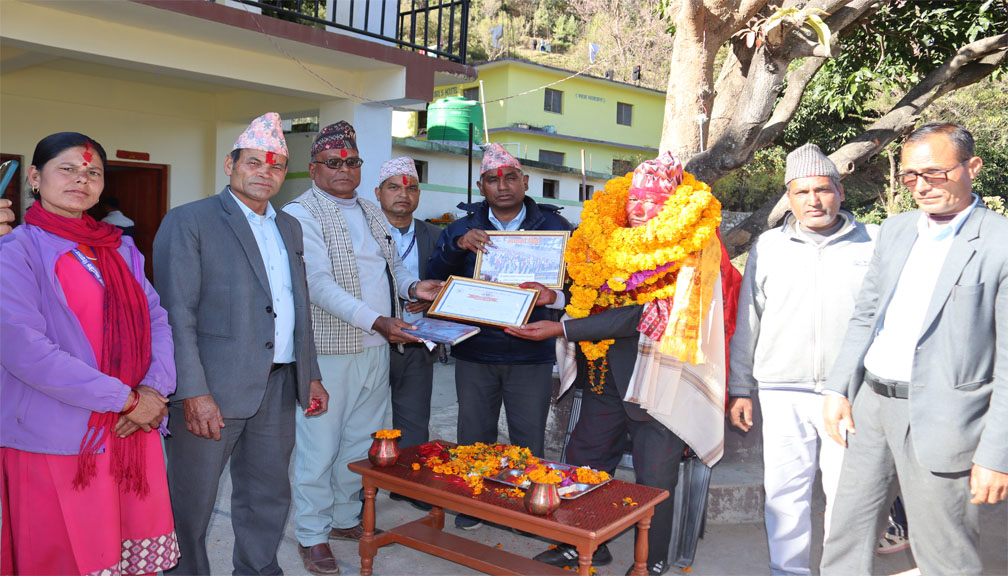 ४३ बर्षसम्म शिक्षण पेशा सम्हालेका शिक्षक बोहराको सम्मानसहित बिदाइ