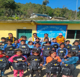 देविमान शाह अक्षकोषद्धारा बुढीगंगा ९ का विद्यार्थीलाई शैक्षिक सामग्री सहयोग