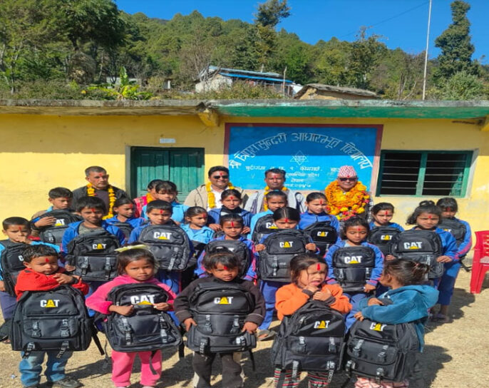 देविमान शाह अक्षकोषद्धारा बुढीगंगा ९ का विद्यार्थीलाई शैक्षिक सामग्री सहयोग