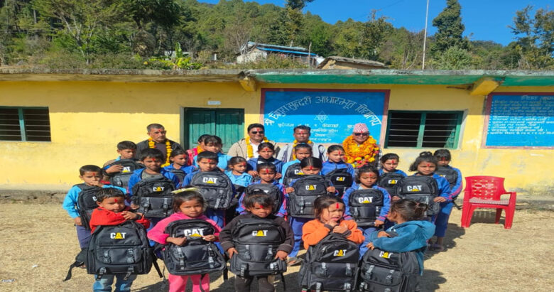 देविमान शाह अक्षकोषद्धारा बुढीगंगा ९ का विद्यार्थीलाई शैक्षिक सामग्री सहयोग