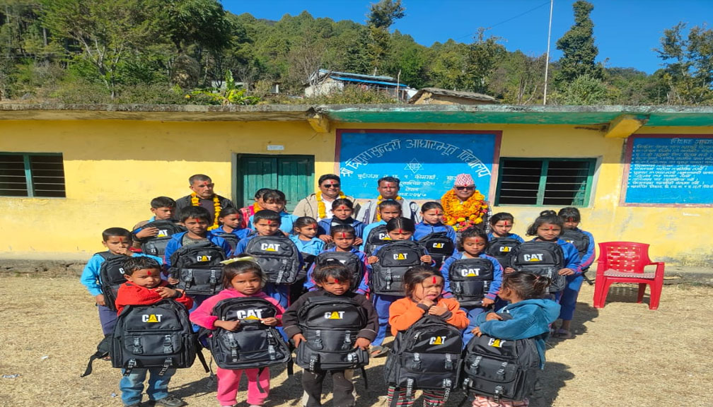 देविमान शाह अक्षकोषद्धारा बुढीगंगा ९ का विद्यार्थीलाई शैक्षिक सामग्री सहयोग