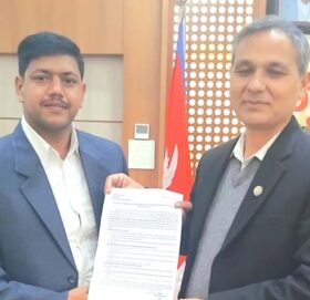 बाजुराको रानीशैनमा प्रहरी चौकी स्थापनाका लागि गृहमन्त्रीलाइ ज्ञापन पत्र