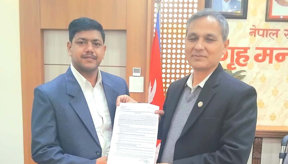 बाजुराको रानीशैनमा प्रहरी चौकी स्थापनाका लागि गृहमन्त्रीलाइ ज्ञापन पत्र