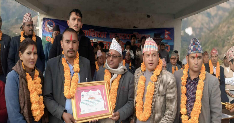 बडीमालिका नगरपालिकाद्वारा  शिक्षक  रावल सम्मानित