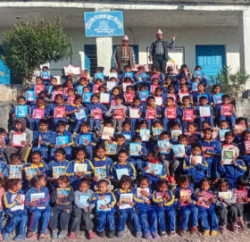 देविमान शाह अक्षकोषद्धारा बुढीगंगा ८ को गिरीखेल्ने आविका विद्यार्थीलाई स्टेशनरी सहयोग