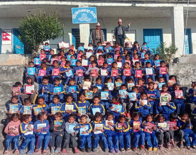 देविमान शाह अक्षकोषद्धारा बुढीगंगा ८ को गिरीखेल्ने आविका विद्यार्थीलाई स्टेशनरी सहयोग