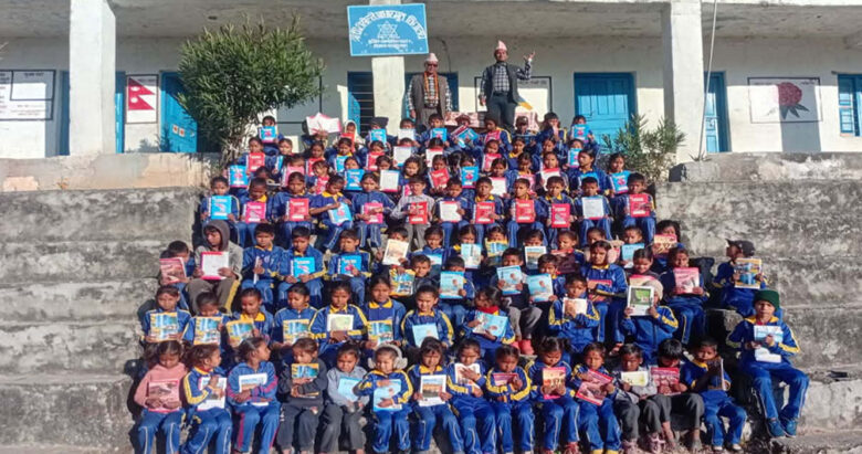 देविमान शाह अक्षकोषद्धारा बुढीगंगा ८ को गिरीखेल्ने आविका विद्यार्थीलाई स्टेशनरी सहयोग