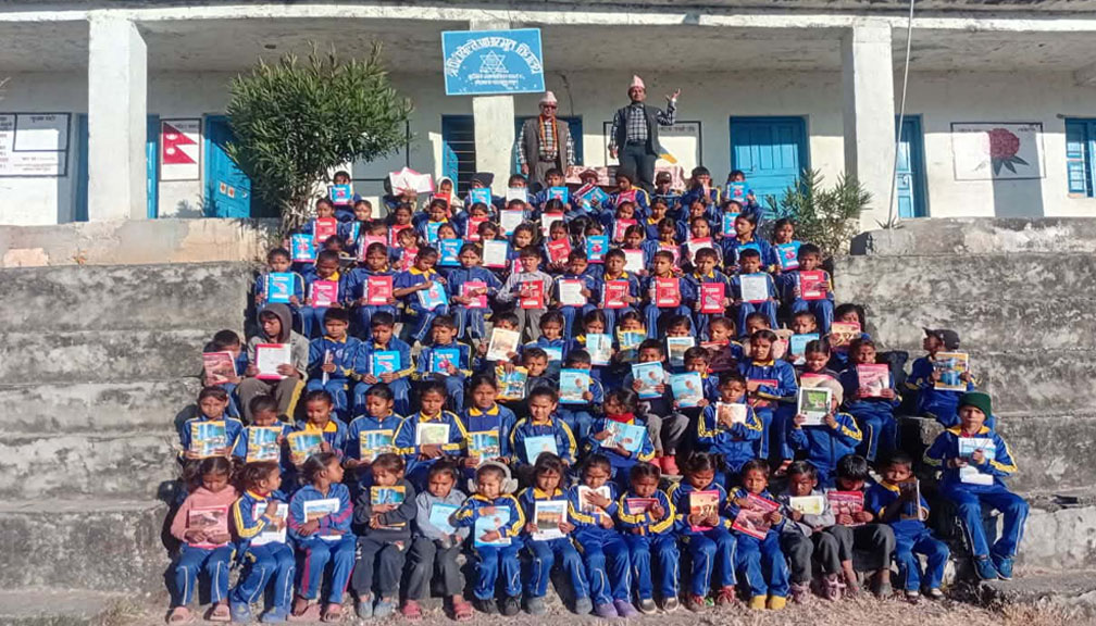 देविमान शाह अक्षकोषद्धारा बुढीगंगा ८ को गिरीखेल्ने आविका विद्यार्थीलाई स्टेशनरी सहयोग