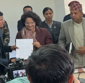 बाजुरा अस्पतालमा विशेषज्ञ चिकित्सक र उपकरणको व्यवस्था गर्न स्वास्थ्यमन्त्रीलाई थापाको माग