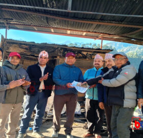 बाजुरा उद्योग वाणिज्य संघद्धारा आगलागी पीडित थापालाई ५१ हजार बढी आर्थिक सहयोग