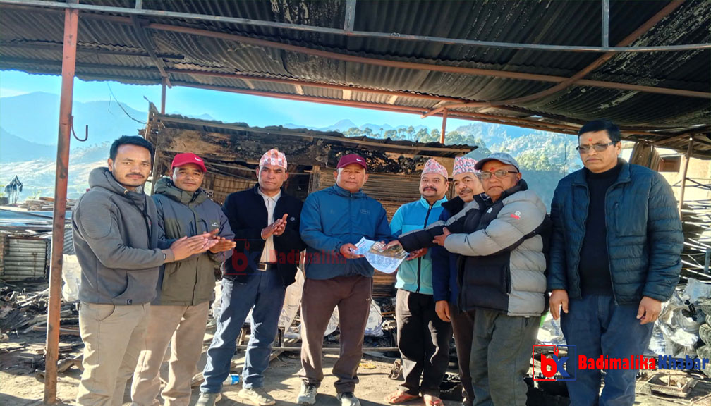 बाजुरा उद्योग वाणिज्य संघद्धारा आगलागी पीडित थापालाई ५१ हजार बढी आर्थिक सहयोग