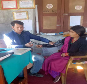 खप्तड छेडेदह ३ को आधारभूत स्वास्थ्य केन्द्रमा भवन अभाव हुँदा सेवा प्रवाहमा समस्या