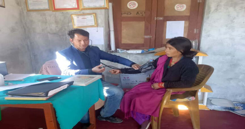 खप्तड छेडेदह ३ को आधारभूत स्वास्थ्य केन्द्रमा भवन अभाव हुँदा सेवा प्रवाहमा समस्या