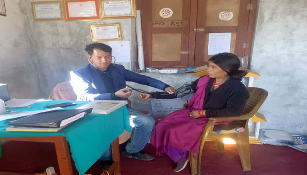 खप्तड छेडेदह ३ को आधारभूत स्वास्थ्य केन्द्रमा भवन अभाव हुँदा सेवा प्रवाहमा समस्या