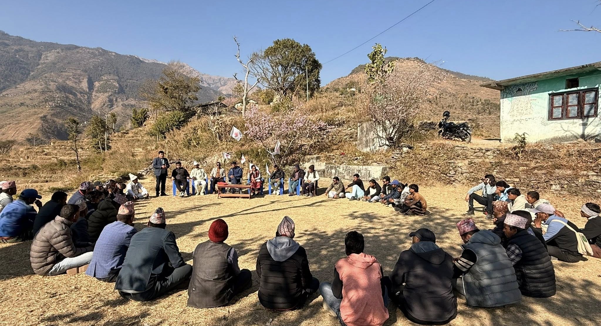 एमाले बाजुराका उम्मेदवार थापाले थाले गृहपालिकाबाट चुनावी प्रचार