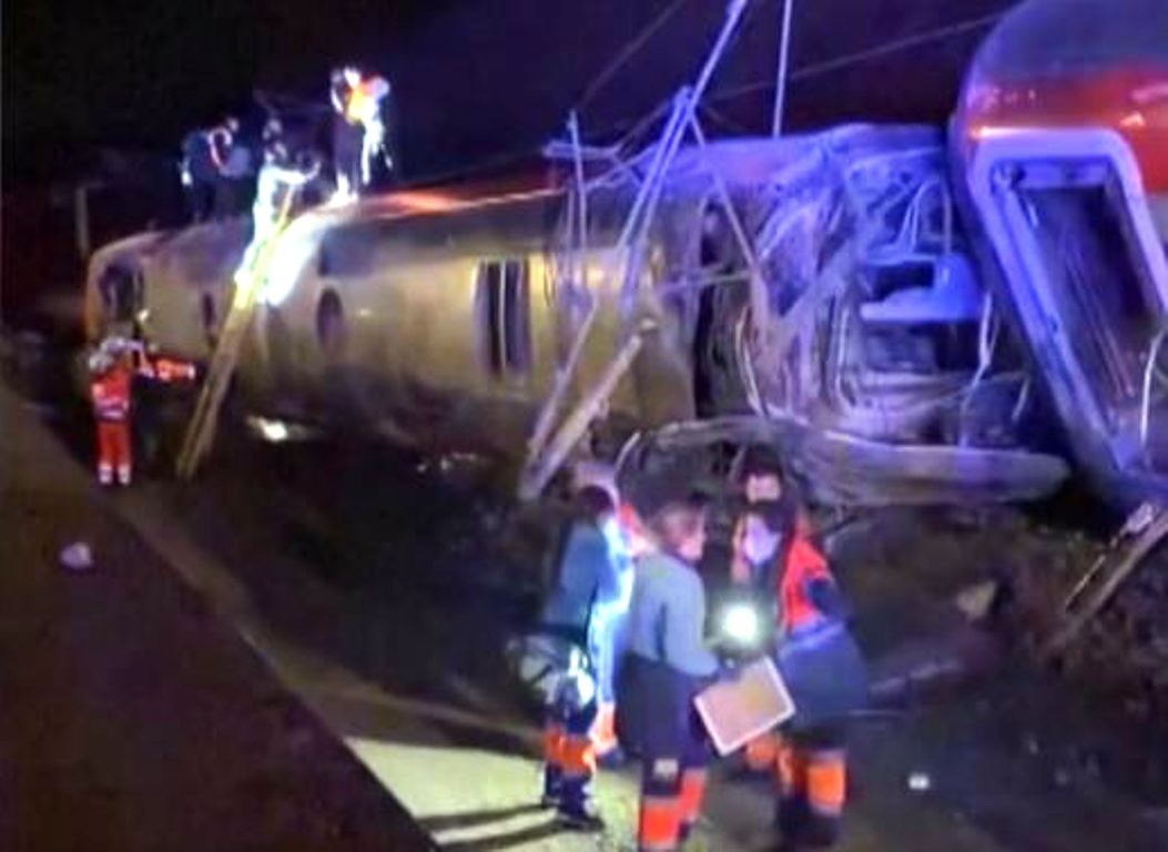 उच्च गतिका रेल ठोक्किँदा स्पेनमा २१ जनाको मृत्यु