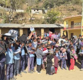 बुढीगंगा–९ को दुधिर आविका विद्यार्थीलाई पोशाक र स्टेशनरी सामग्री वितरण