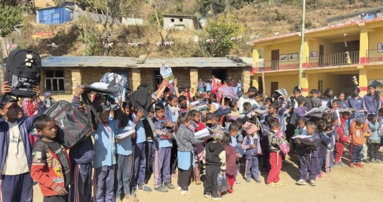 बुढीगंगा–९ को दुधिर आविका विद्यार्थीलाई पोशाक र स्टेशनरी सामग्री वितरण