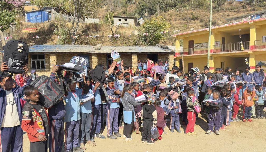 बुढीगंगा–९ को दुधिर आविका विद्यार्थीलाई पोशाक र स्टेशनरी सामग्री वितरण