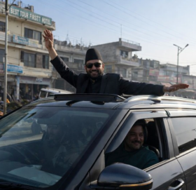 कैलालीमा बालेन पुग्दा उनी जस्तै देखिने व्यक्ति को हुन् ?