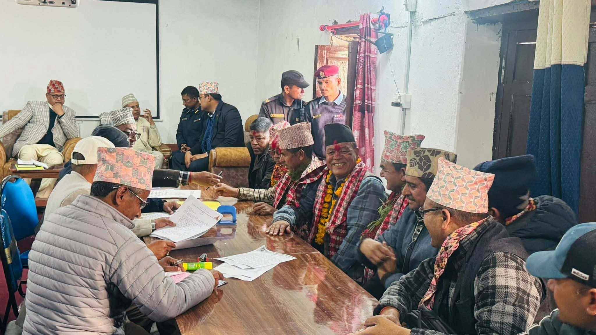 काँग्रेस उम्मेदवार गिरीद्वारा मनाेनयनमा सहभागीलाई आभार प्रकट