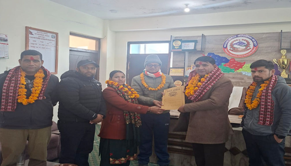 सुदूरपश्चिमका भौतिक पूर्वाधारमन्त्री पाललाई खप्तड छेडेदहले बुझायो ज्ञापन पत्र