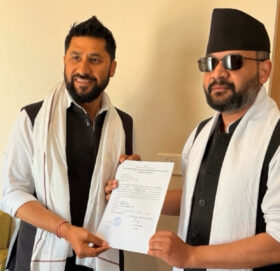 बालेनले रविको हातबाट जनकपुरमा लिए झापा-५ को टिकट