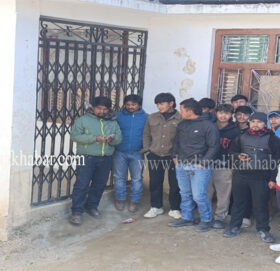 नरेश रोकायाले टिकट नपाएपछि एमाले बाजुराको पार्टी कार्यालयमा तालाबन्दी