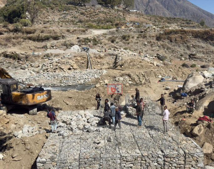 कोल्टीको दानसाघुँ खोलामा बेलिब्रिजको निर्माण कार्य धमाधम हुदैँ