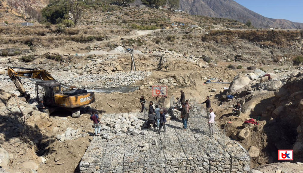 कोल्टीको दानसाघुँ खोलामा बेलिब्रिजको निर्माण कार्य धमाधम हुदैँ