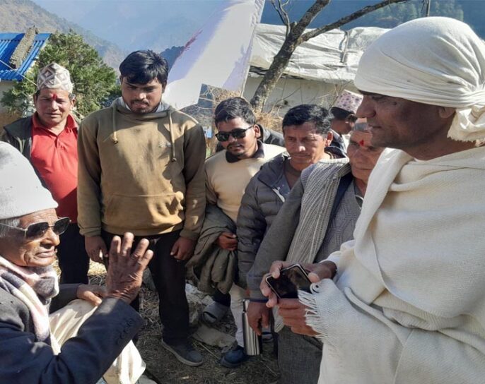 शोक र संकल्पबीच एमाले उम्मेदवार थापा : आमाको सम्झनासँगै चुनावी मैदानमा