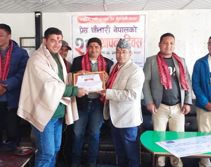 विनोद विक स्मृति पत्रकारिता पुरस्कारबाट पत्रकार सिंह र रावल सम्मानित