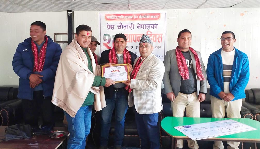 विनोद विक स्मृति पत्रकारिता पुरस्कारबाट पत्रकार सिंह र रावल सम्मानित