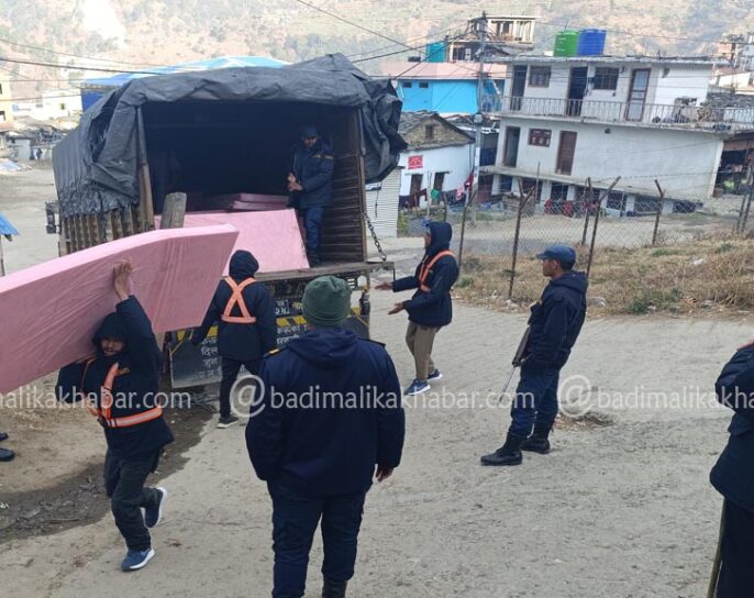 बाजुरामा आइपुगे निर्वाचन सामग्री, मतपत्र पनि आजै पुग्ने