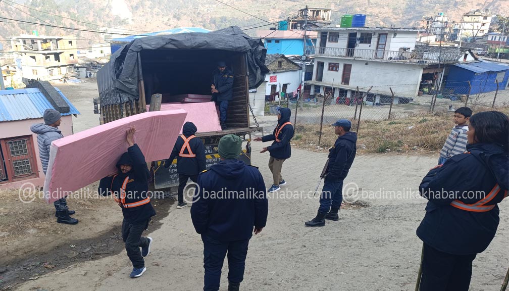 बाजुरामा आइपुगे निर्वाचन सामग्री, मतपत्र पनि आजै पुग्ने