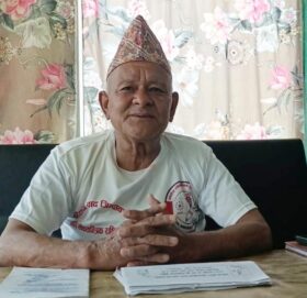 सलोरा मञ्च दार्चुलाका समानुपातिक उम्मेदवार ठगुन्ना भोट माग्दै बाजरा पुगे