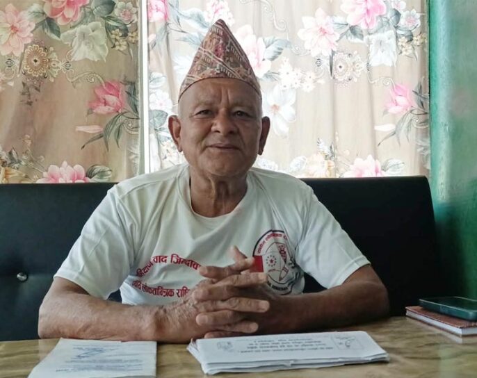 सलोरा मञ्च दार्चुलाका समानुपातिक उम्मेदवार ठगुन्ना भोट माग्दै बाजरा पुगे