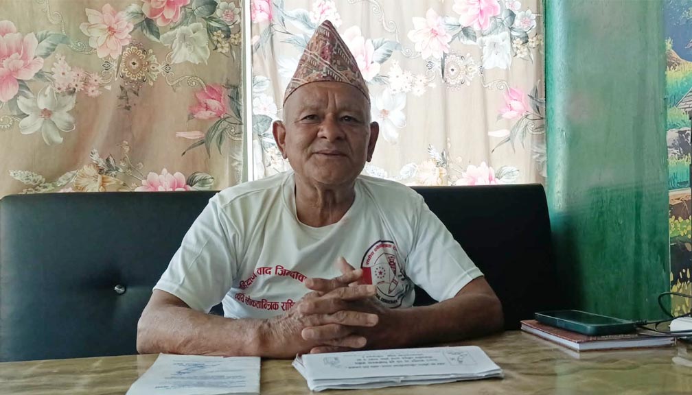 सलोरा मञ्च दार्चुलाका समानुपातिक उम्मेदवार ठगुन्ना भोट माग्दै बाजरा पुगे