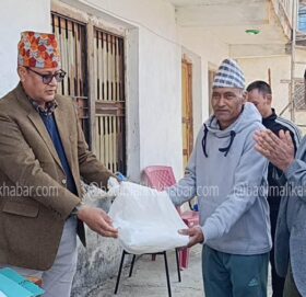 निर्वाचन सामग्री बुझेर मतदान स्थल तर्फ खटिए कर्मचारी