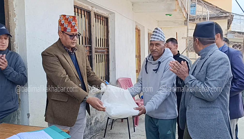 निर्वाचन सामग्री बुझेर मतदान स्थल तर्फ खटिए कर्मचारी