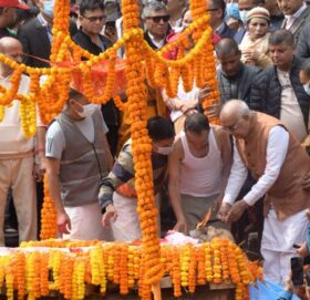 ओली पिता मोहनप्रसादको पशुपति आर्यघाटमा अन्त्येष्टि