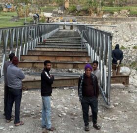 बुढीगंगा नदिमा रहेको बेलिब्रिज दानसाँघु खोलामा सारिदै