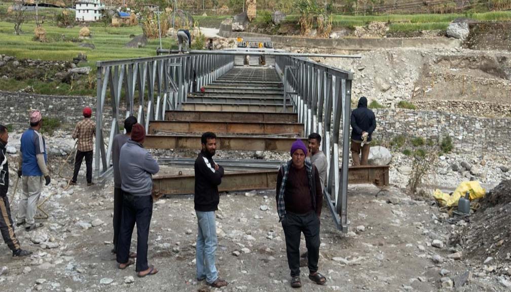 बुढीगंगा नदिमा रहेको बेलिब्रिज दानसाँघु खोलामा सारिदै