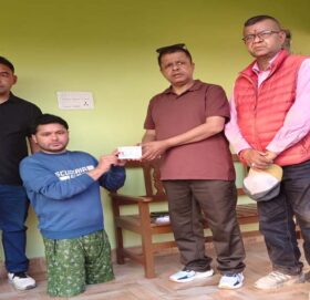 बाजुराका प्रजिअ निरौलाद्वारा घरमै पुगेर नागरिकताको प्रतिलिपी वितरण
