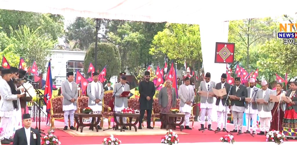 नवनियुक्त मन्त्रीहरूले लिए शपथ