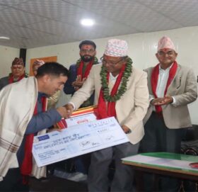 बाजुराका पत्रकार सिंह क्रियाशील पत्रकारिता पुरस्कार–२०८२ बाट पुरस्कृत